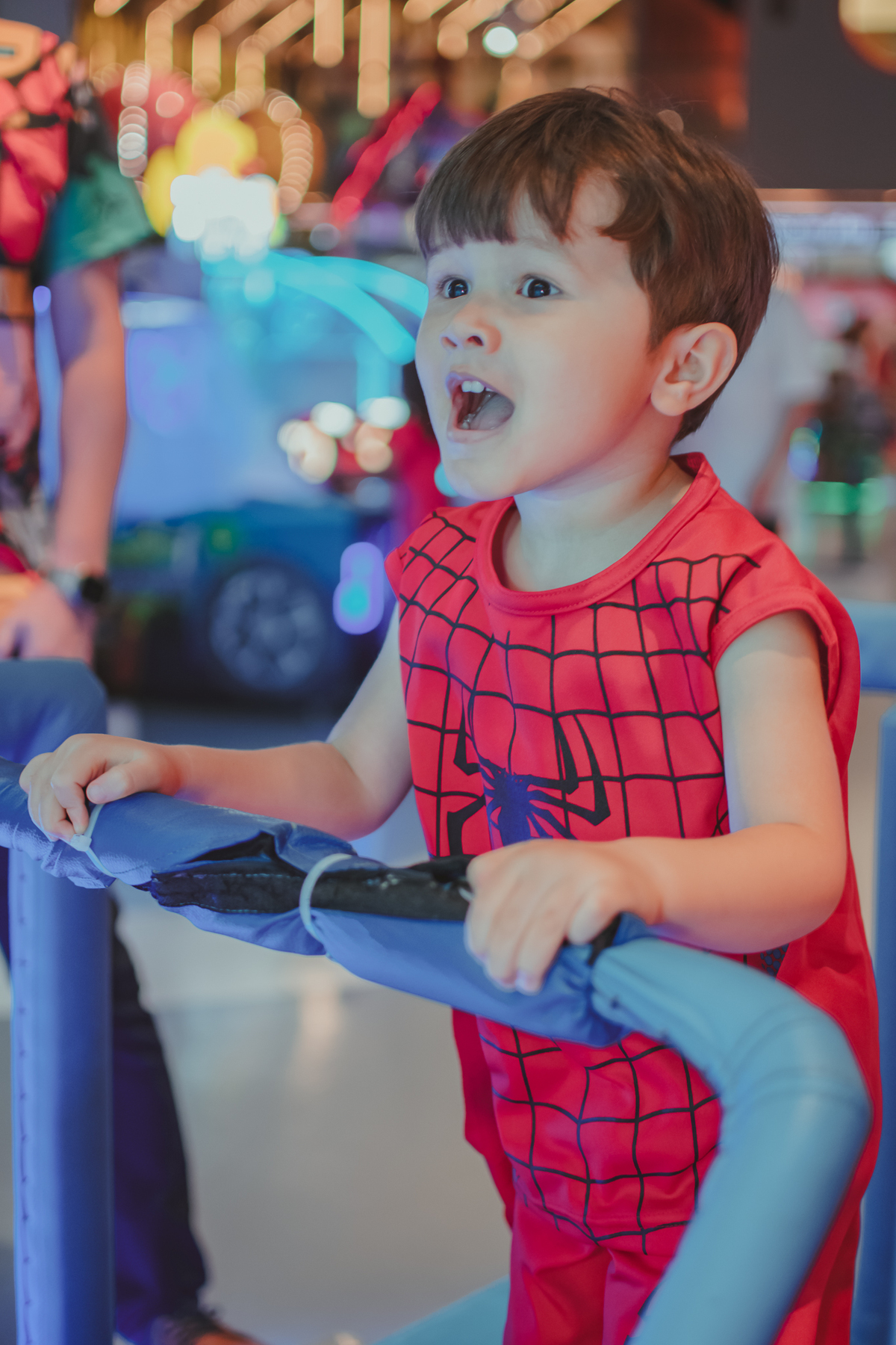 Duas crianças brincando nos brinquedos do Playcenter Family, durante uma festa de aniversário.