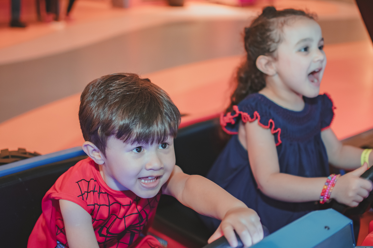Duas crianças brincando nos brinquedos do Playcenter Family, durante uma festa de aniversário.