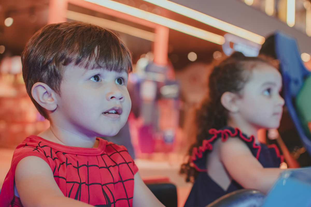 Duas crianças brincando nos brinquedos do Playcenter Family, durante uma festa de aniversário.