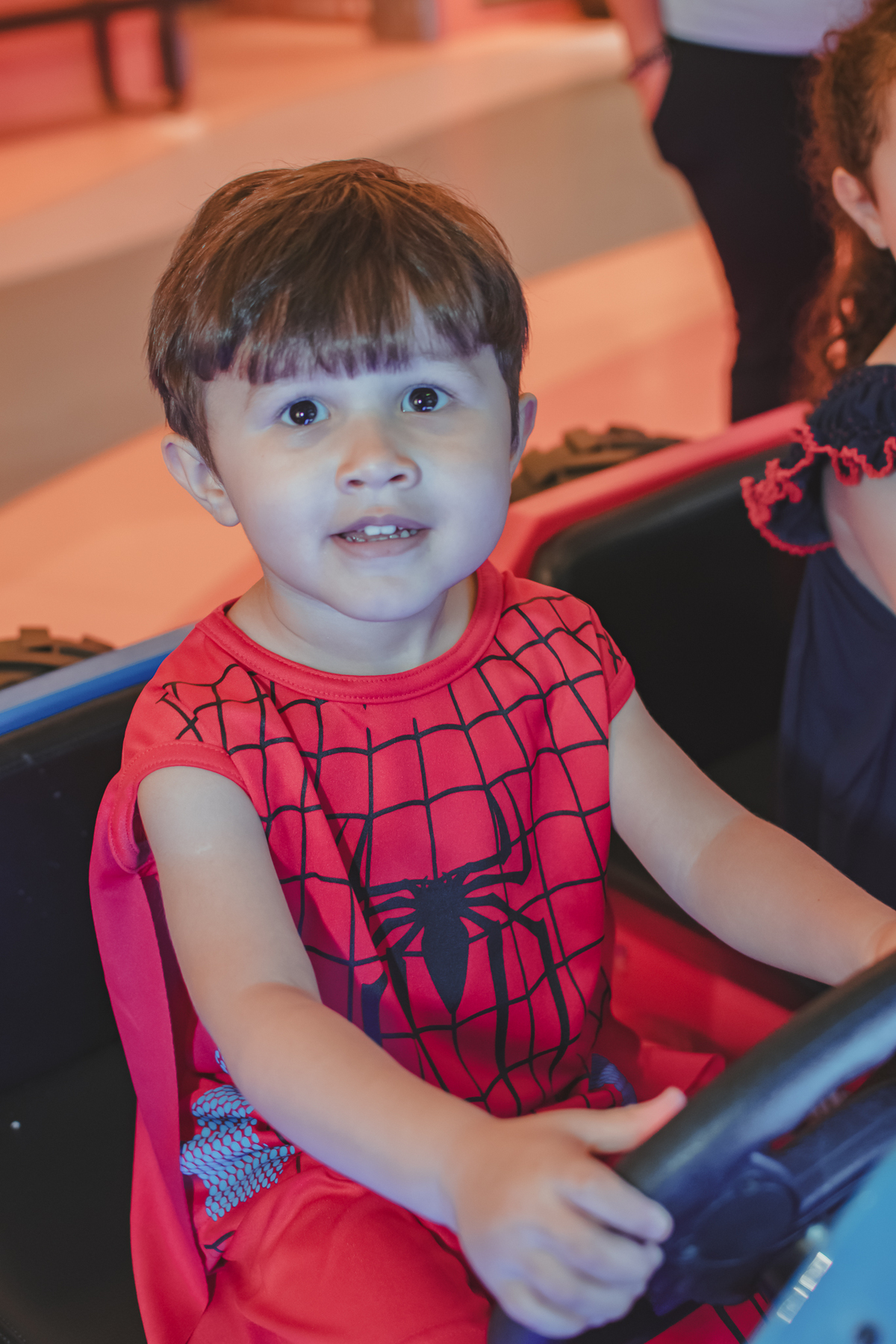 Duas crianças brincando nos brinquedos do Playcenter Family, durante uma festa de aniversário.
