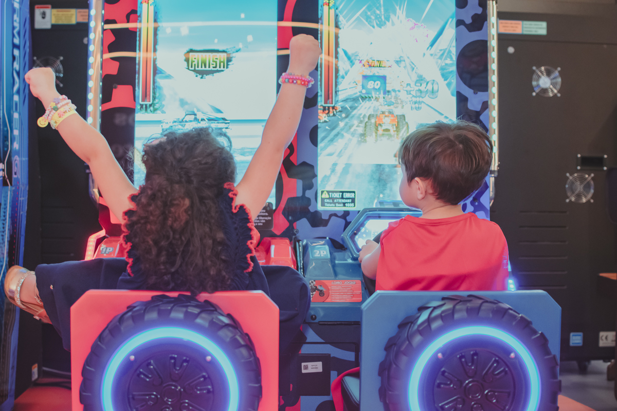 Duas crianças brincando nos brinquedos do Playcenter Family, durante uma festa de aniversário.