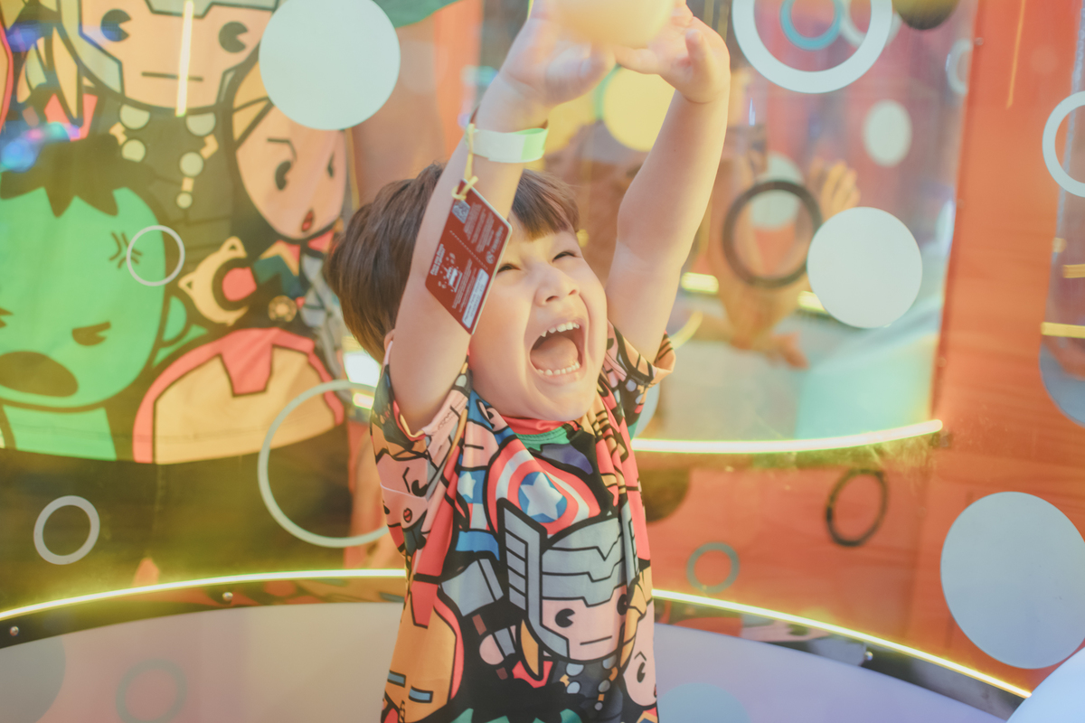 um menino brincando de pegar bolinhas em um brinquedo do Playcenter Family durante a sua festa de aniversário.