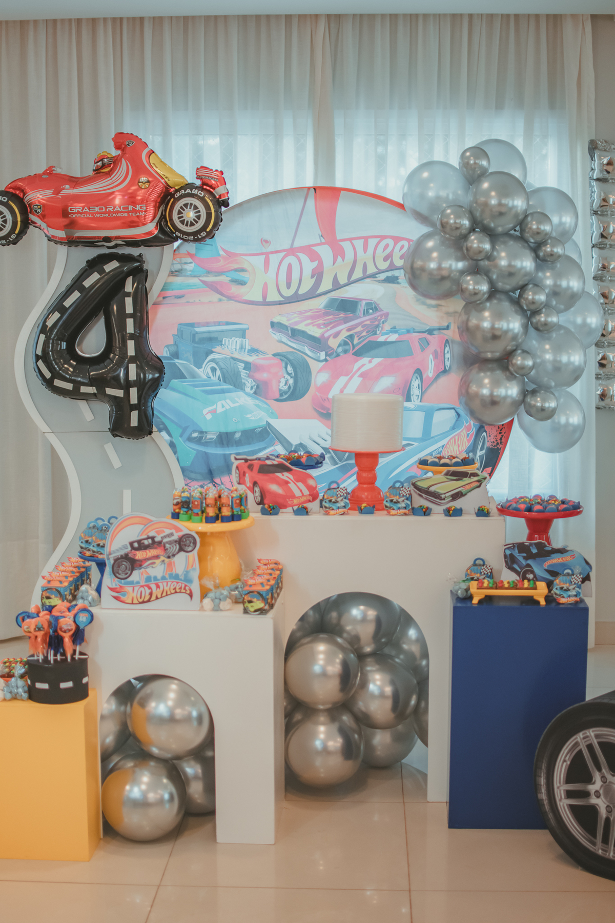 Decoração de aniversário de menino de 4 anos, com tema hot Wheels.