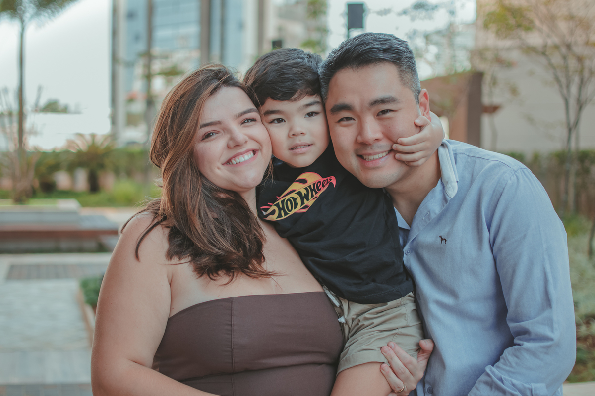 uma família abraçada, durante a festa de aniversário de 4 anos do filho.