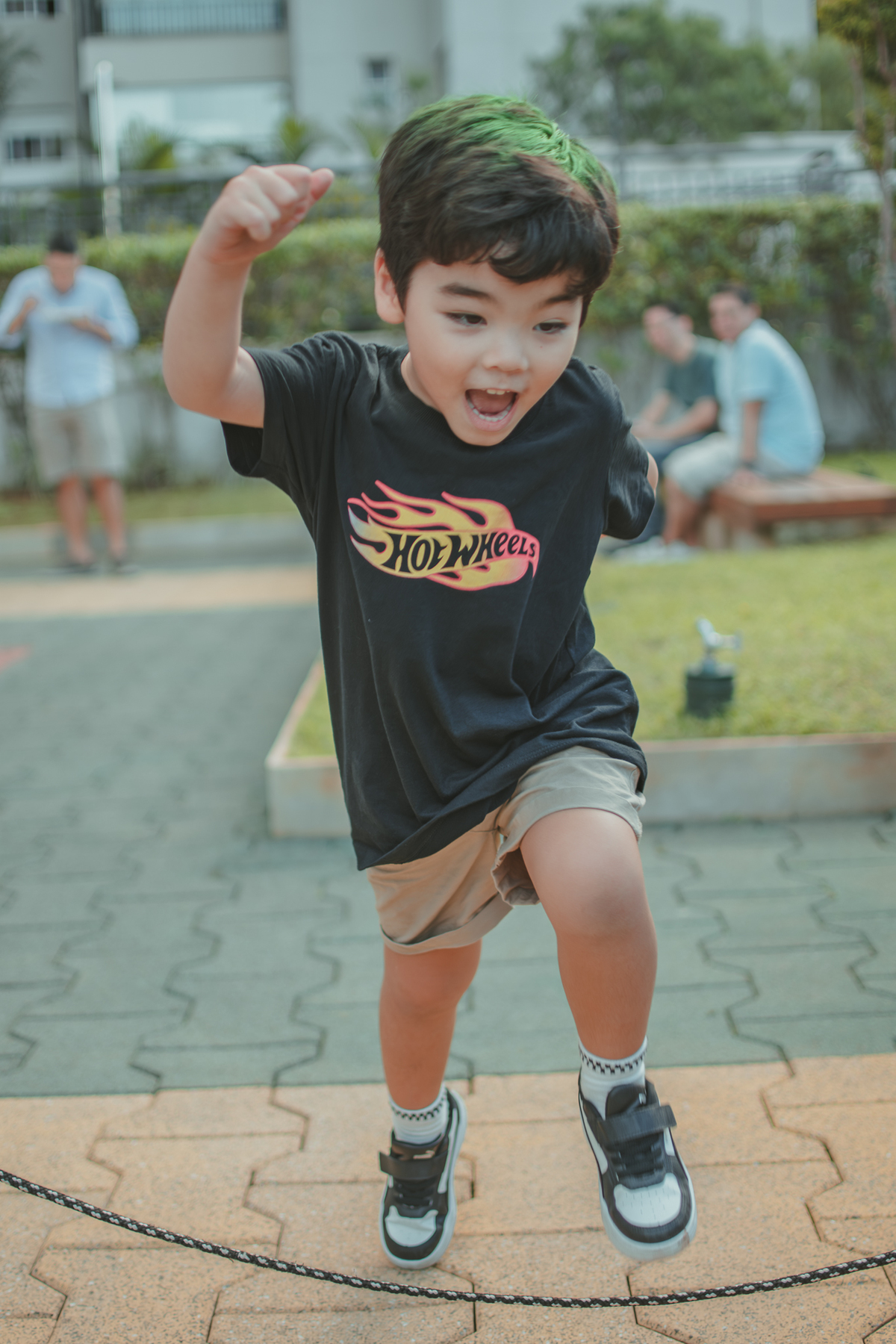 Um menino brincando de pular corda, durante seu aniversário de 4 anos.