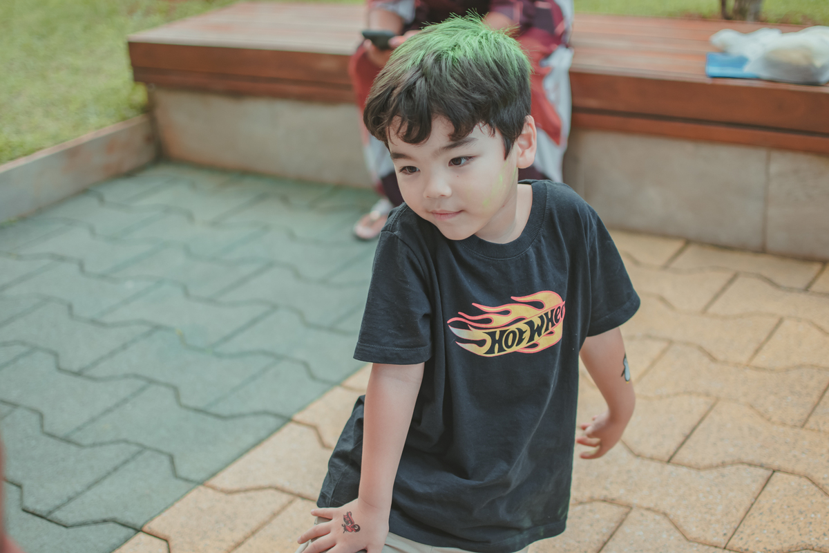 Um menino brincando de pular corda, durante seu aniversário de 4 anos.