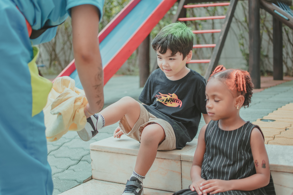 Um menino brincando de pular com  o saco, durante seu aniversário de 4 anos.