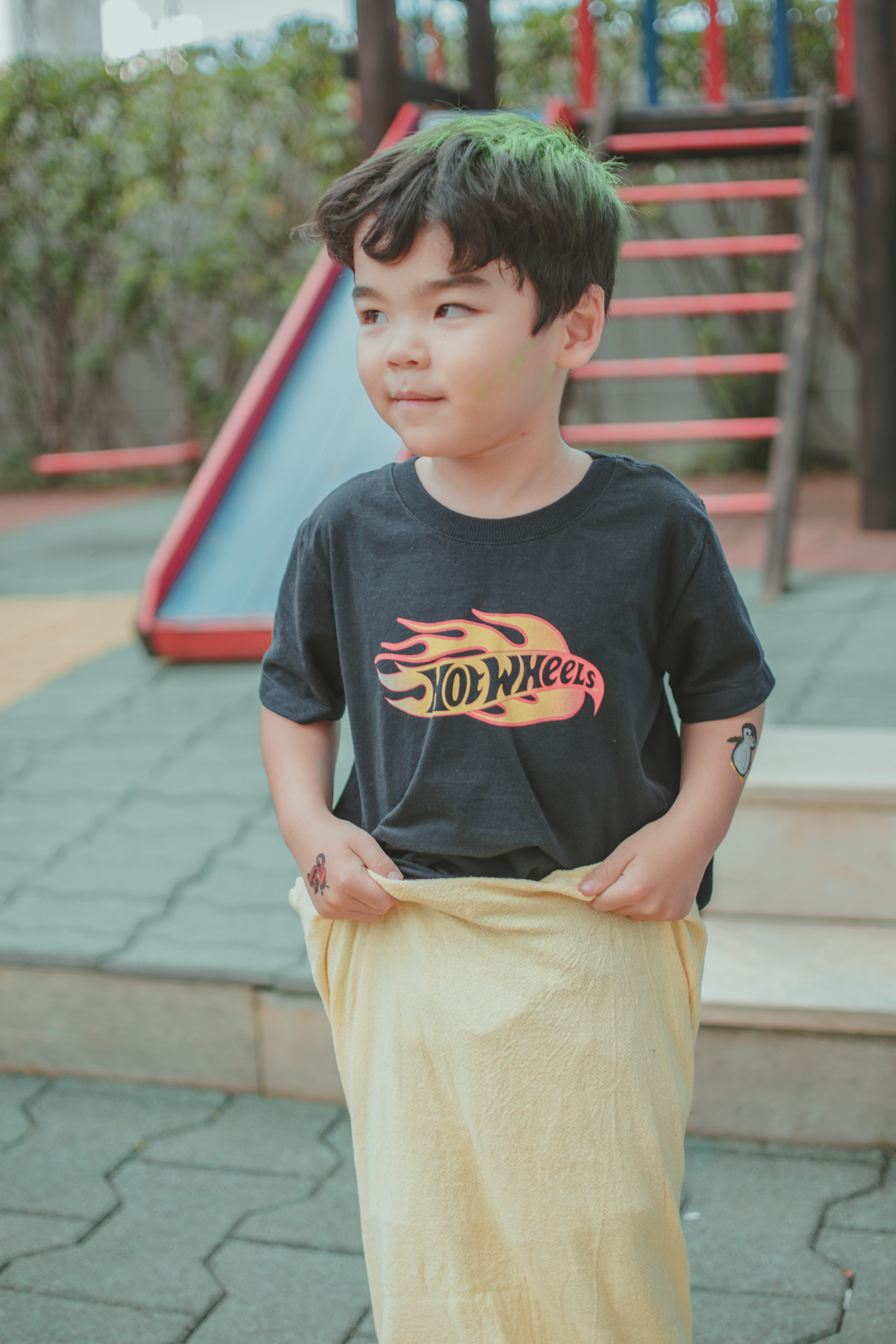 Um menino brincando de pular com  o saco, durante seu aniversário de 4 anos.