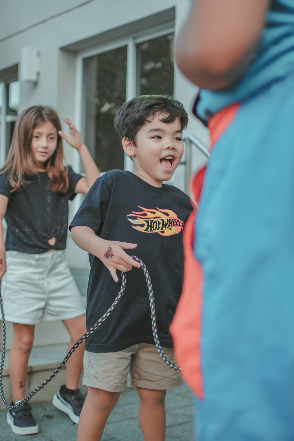 Um menino brincando de pular corda, durante seu aniversário de 4 anos.