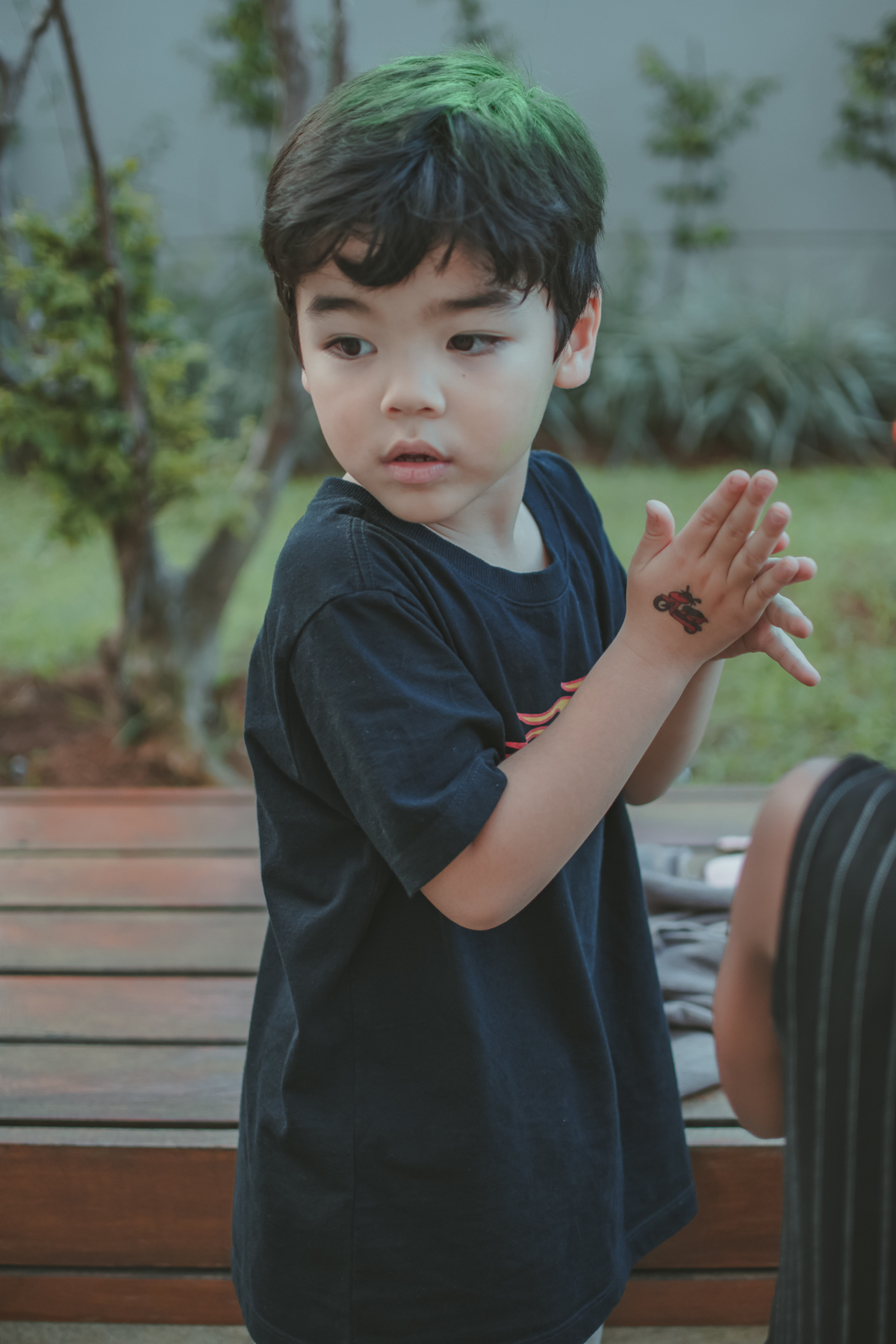Um menino vestindo camiseta preta e brincando durante sua festa de aniversário infantil