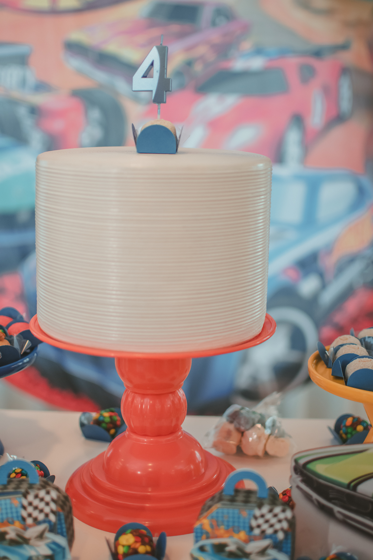 Bolo de aniversário de menino de 4 anos, combinando com o tema do aniversário Hot Wheels.