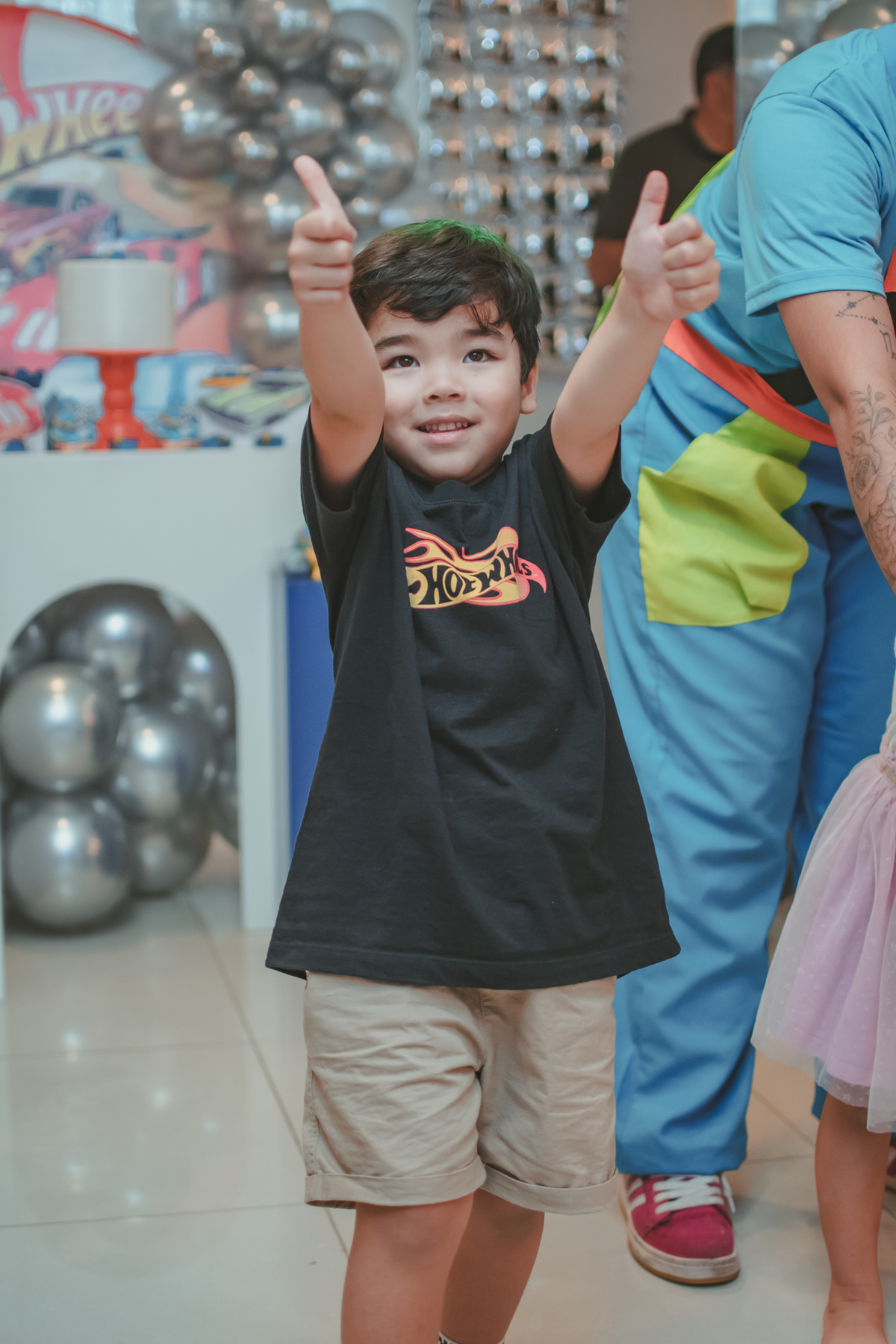 Varias crianças brincando de dançar durante um aniversário infantil.