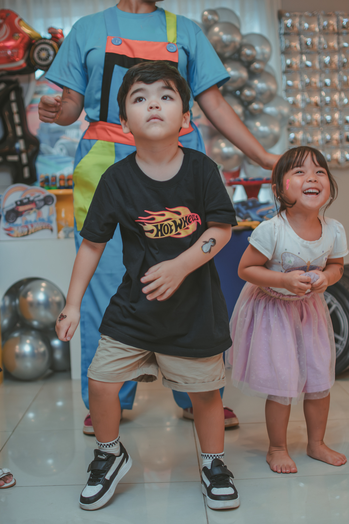 Varias crianças brincando de dançar durante um aniversário infantil.