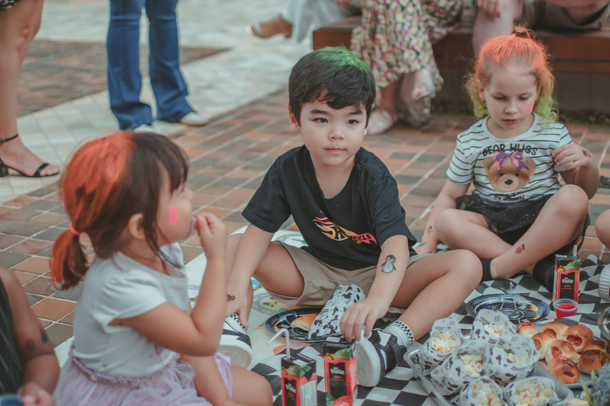 Crianças durante um piquenique em uam festa de aniversário infantil.