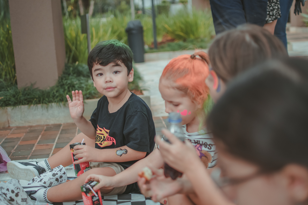 Crianças durante um piquenique em uam festa de aniversário infantil.