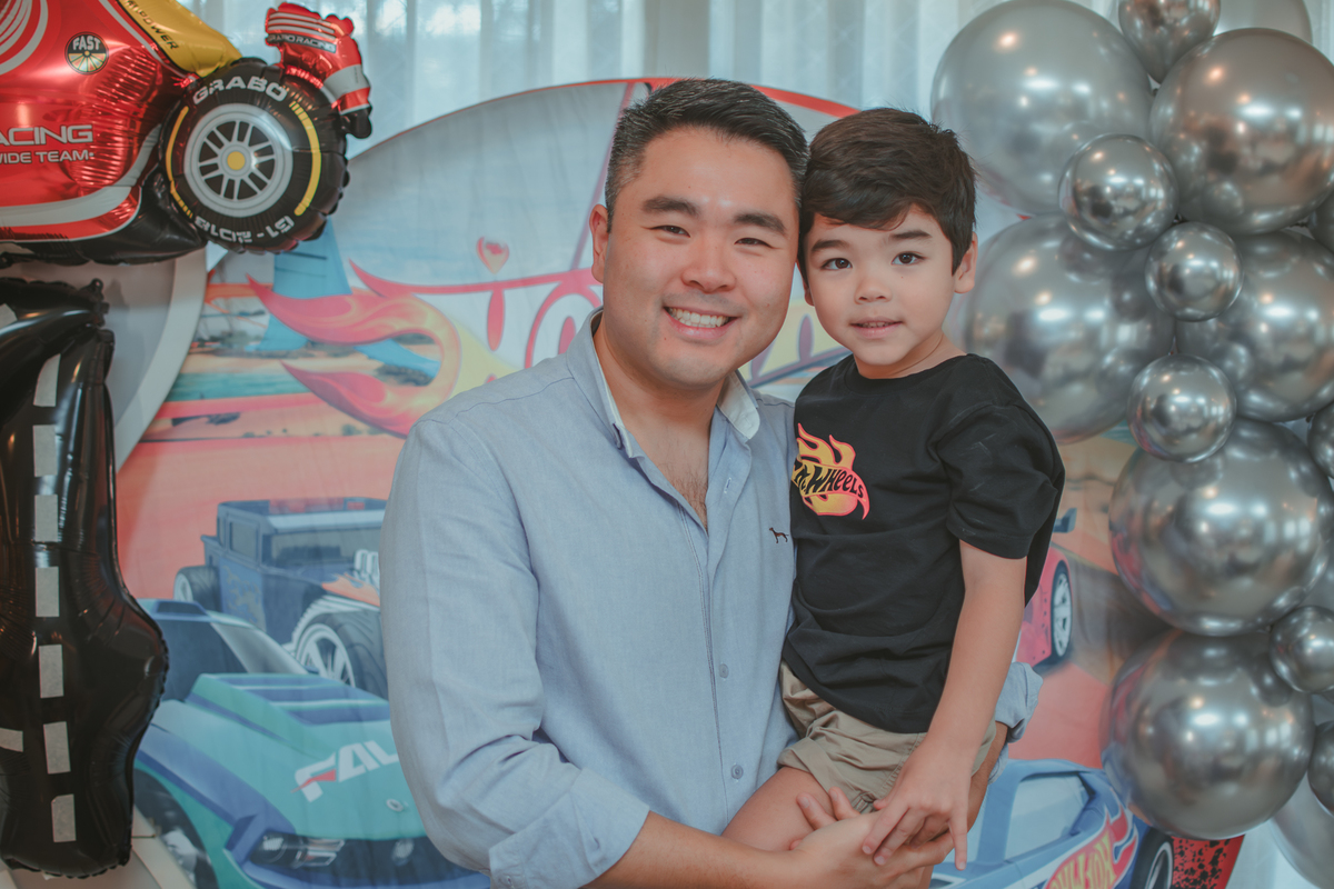 Um homem e seu filho durante a festa de aniversário de 4 anos do menino.