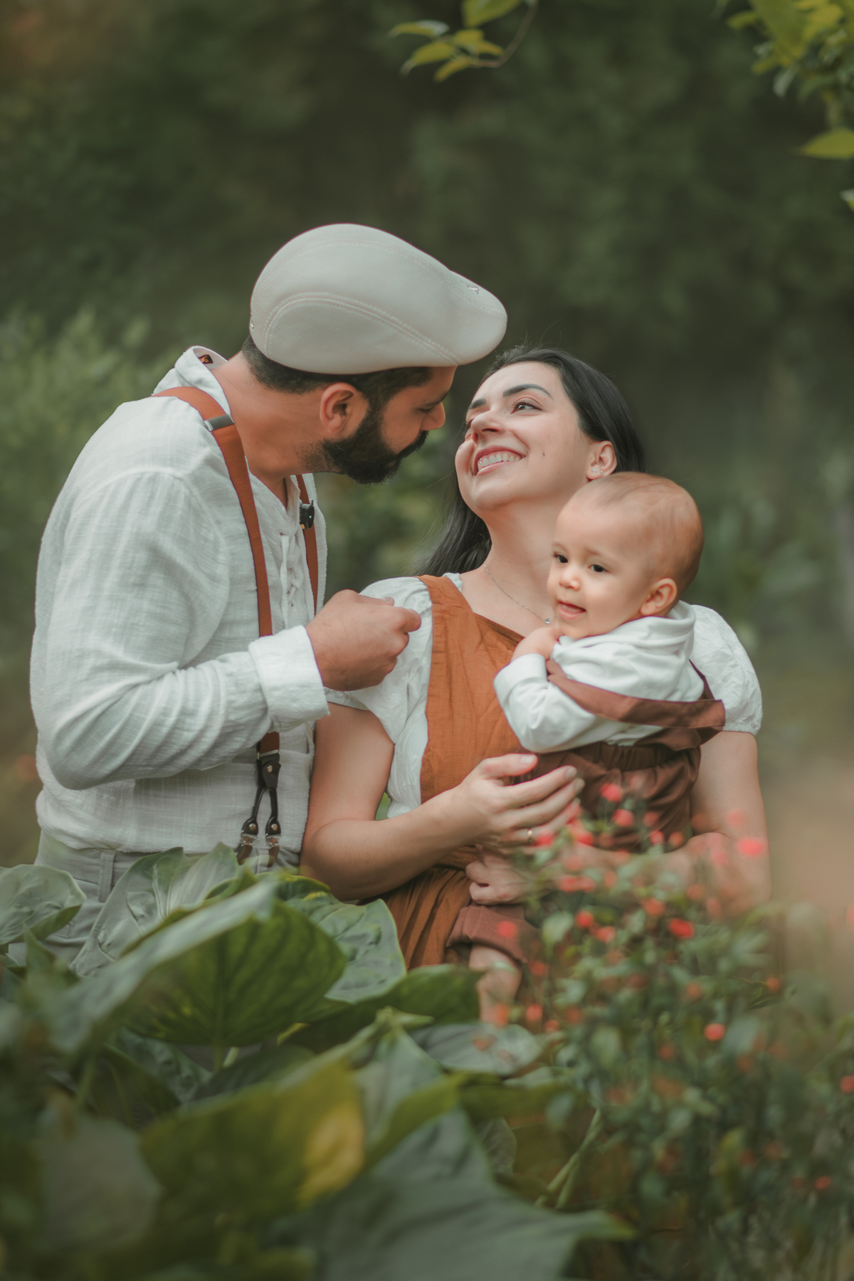 Uma família vestida de campnesa durante um ensaio de um ano em meio a natureza.