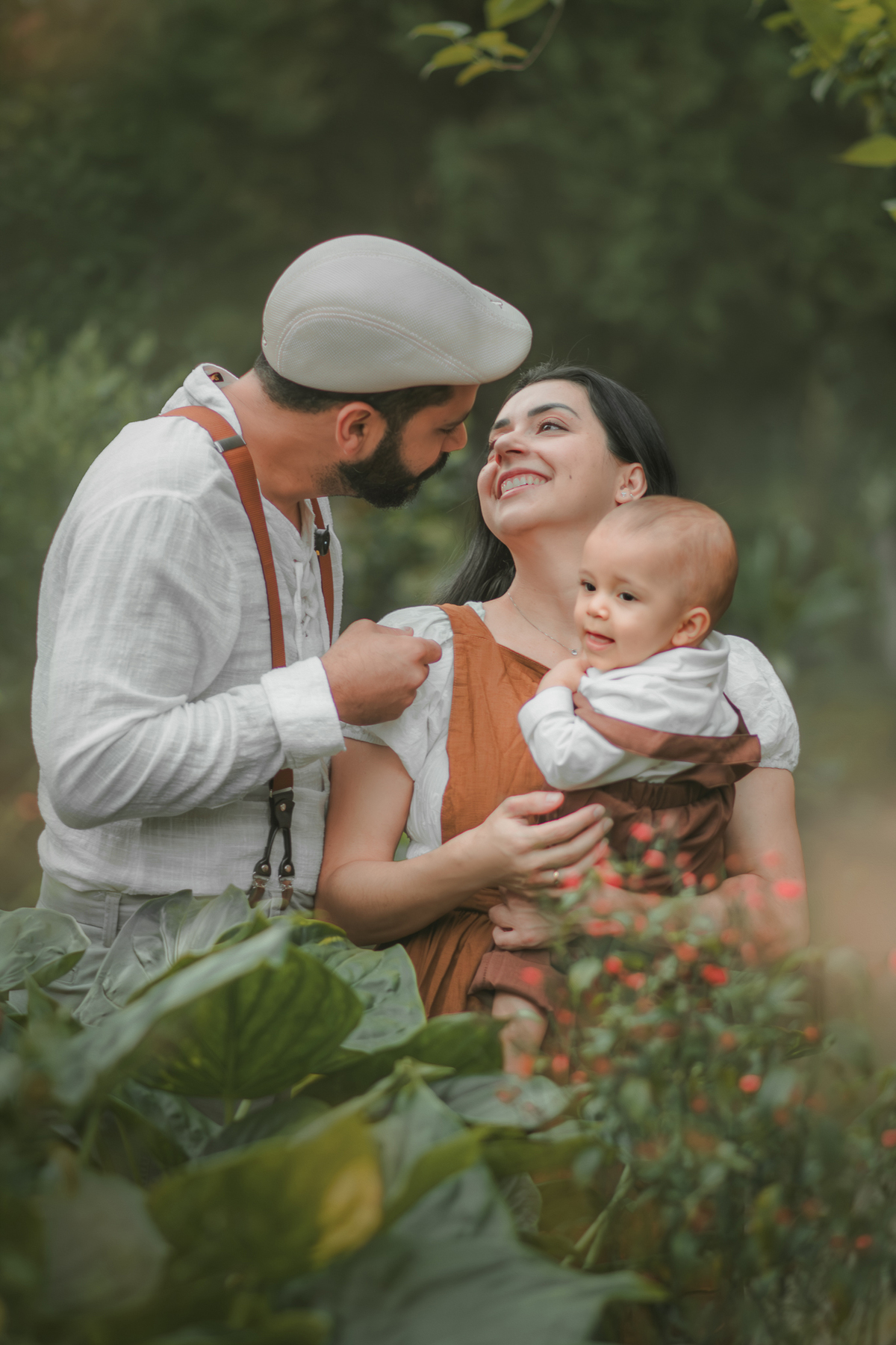 Uma família vestida de campnesa durante um ensaio de um ano em meio a natureza.