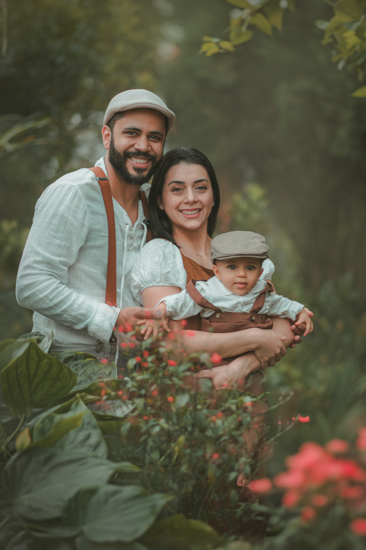 Uma família vestida de campnesa durante um ensaio de um ano em meio a natureza.