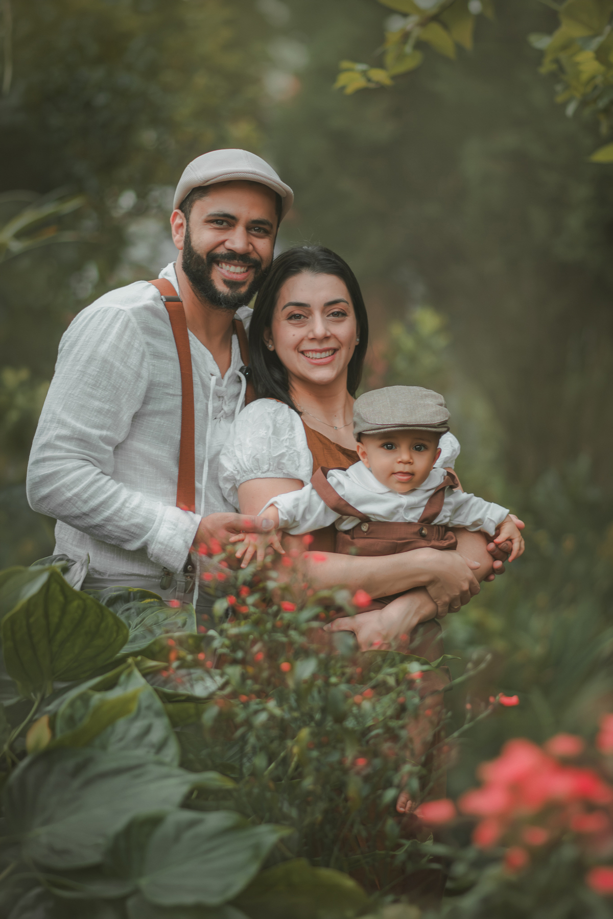 Uma família vestida de campnesa durante um ensaio de um ano em meio a natureza.