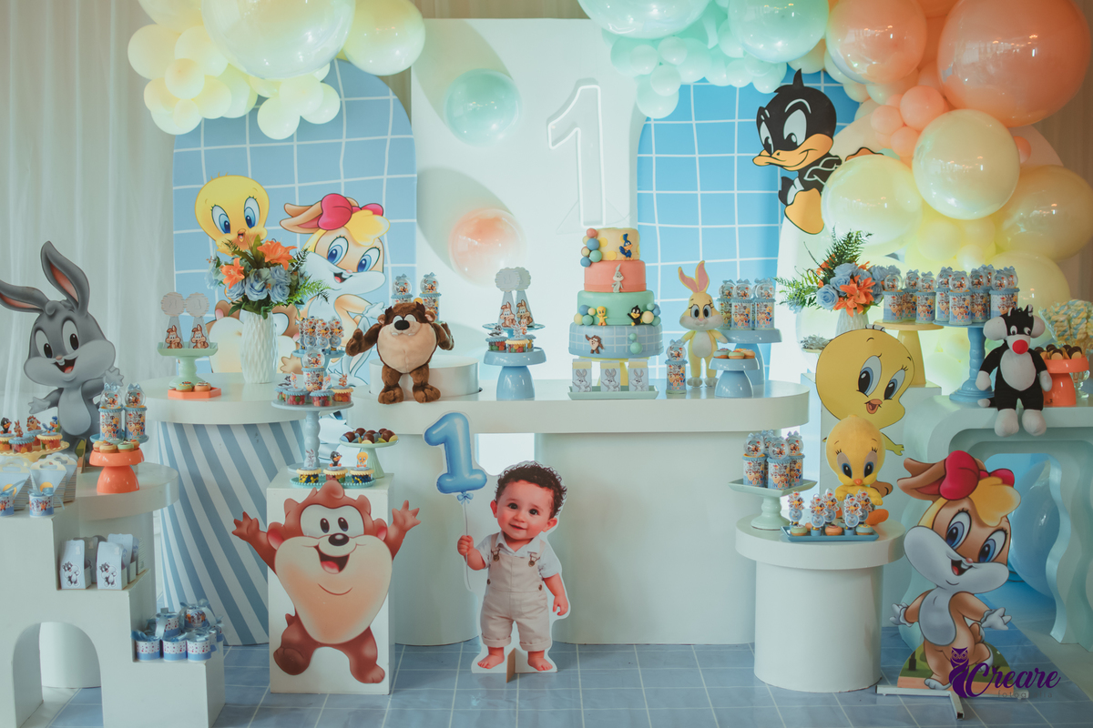 decoração de festa de 1 ano com o tema looney tunes.