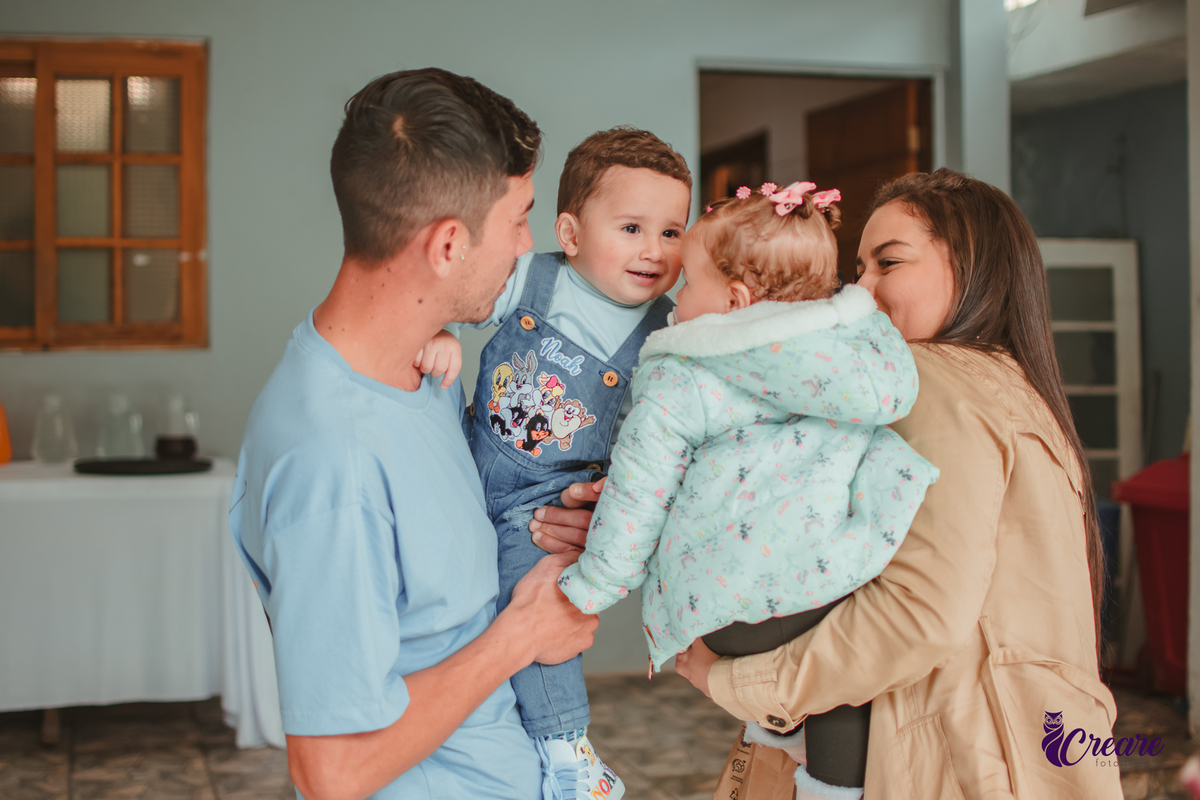 Dois bebês se abraçando durante festa de aniversário de 1 ano.