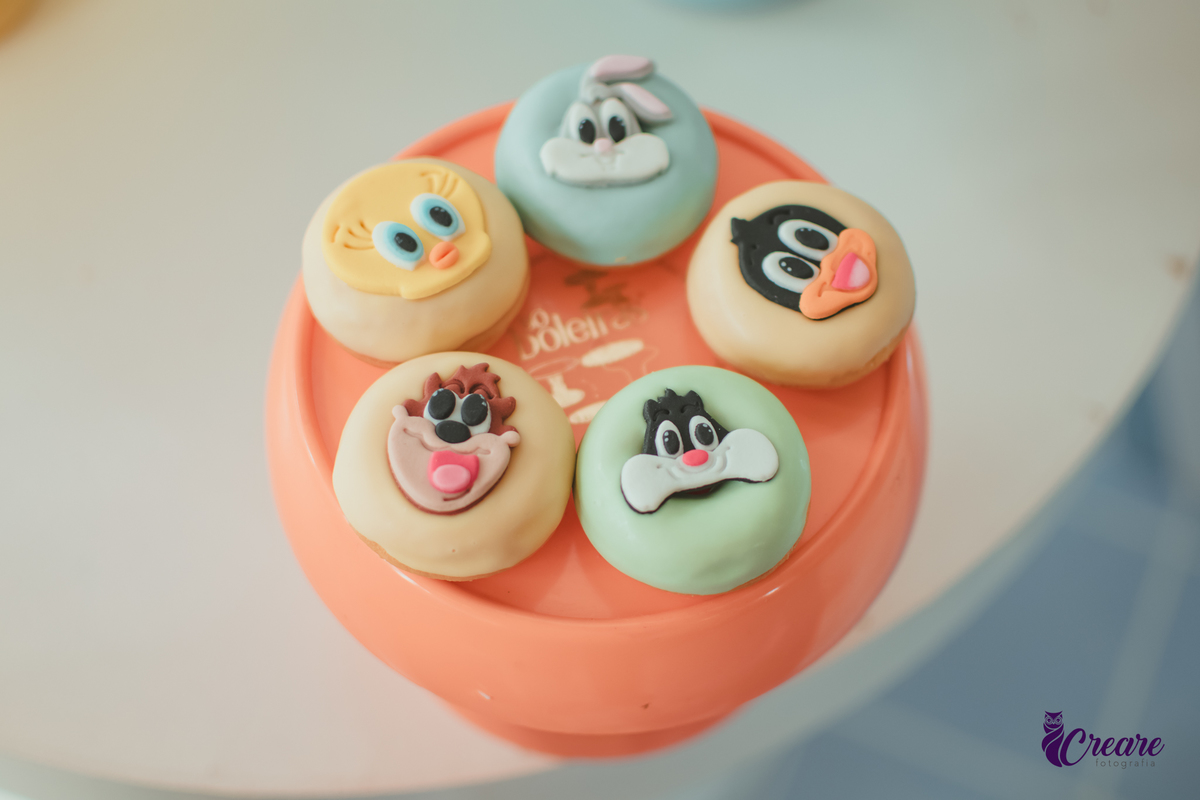 Dunuts de festa de aniversário personalizado com tema do desenho Looney tunes.