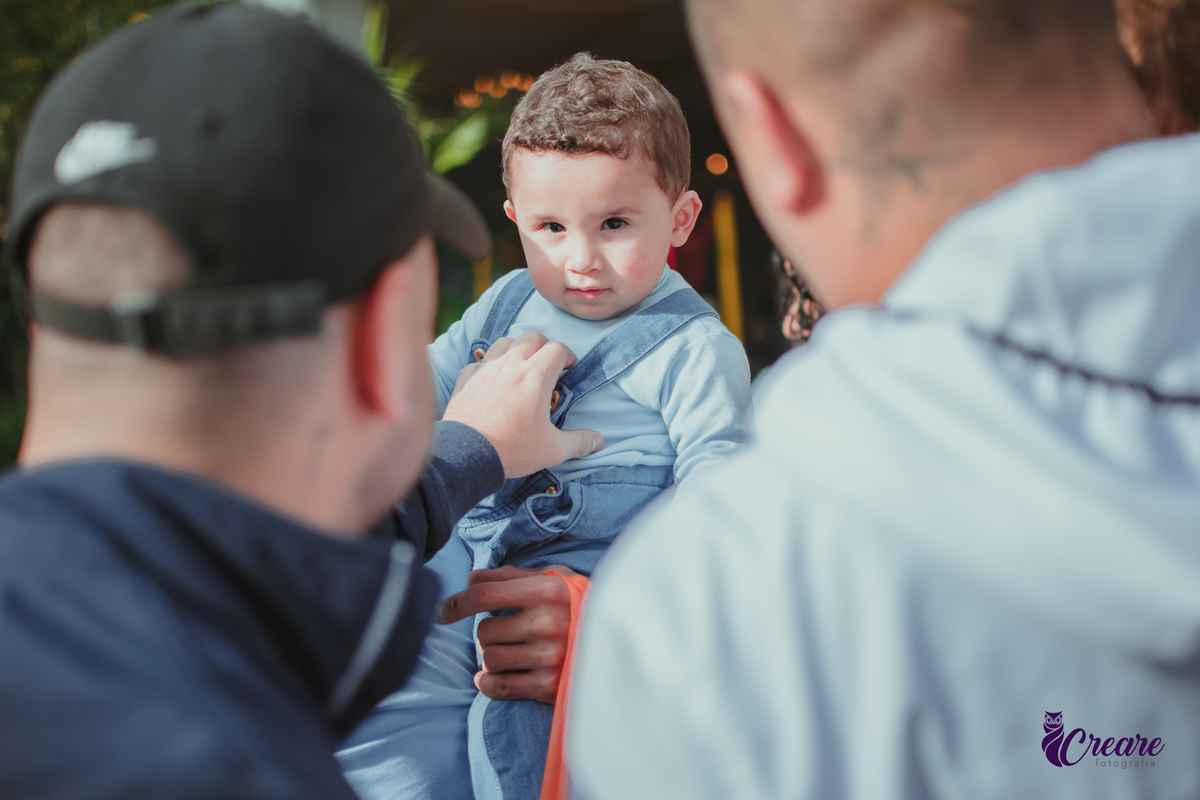 Um bebê socializando com os convidados da sua festa de aniversário de 1 ano.