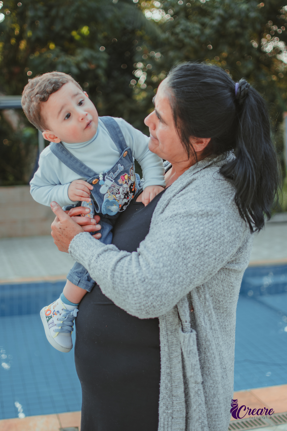 Um bebê brincando com uma mulher mais velha, durante seu aniversário de 1 ano.
