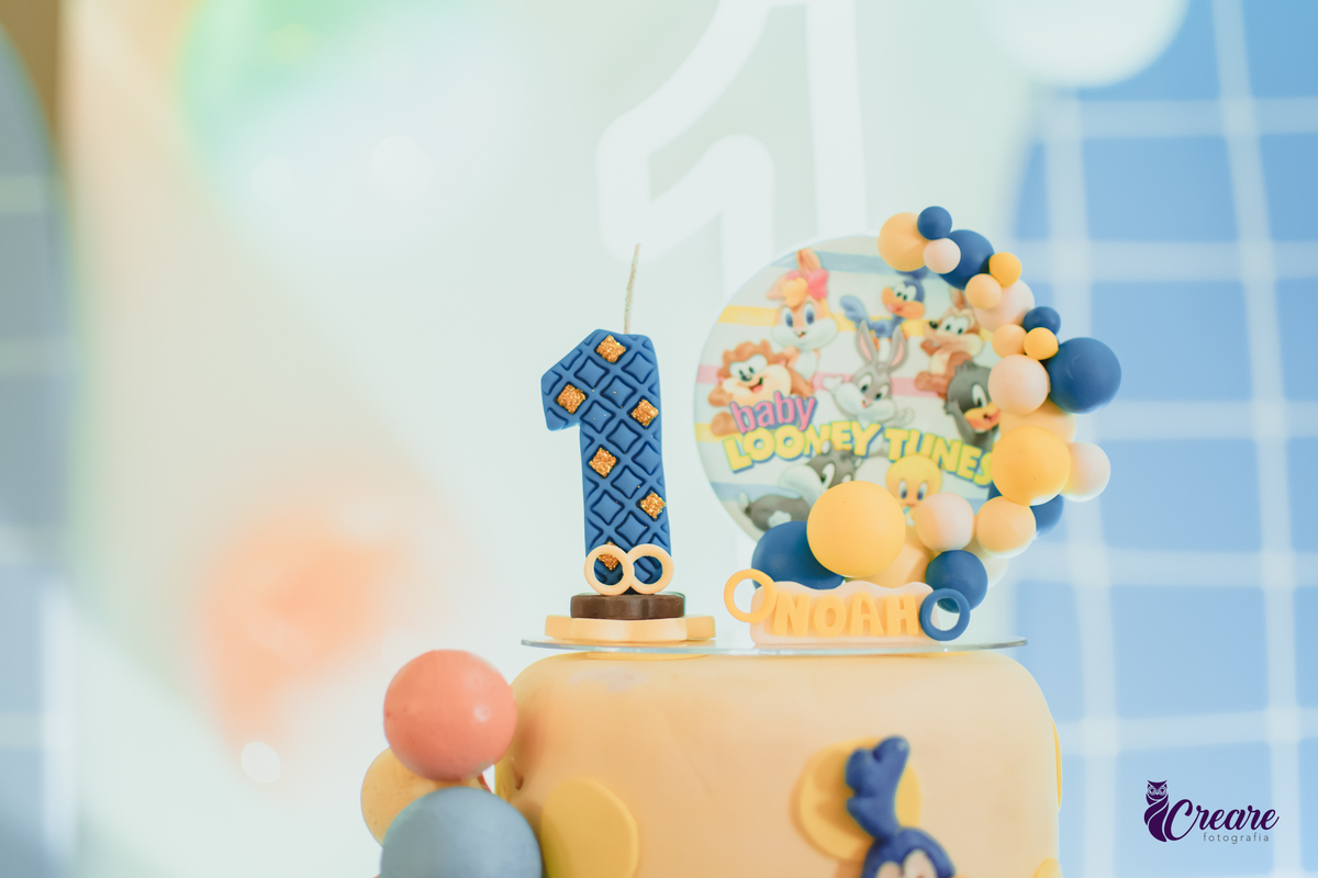Vela de aniversário de 1 ano personalizado com o tema Looney tunes.