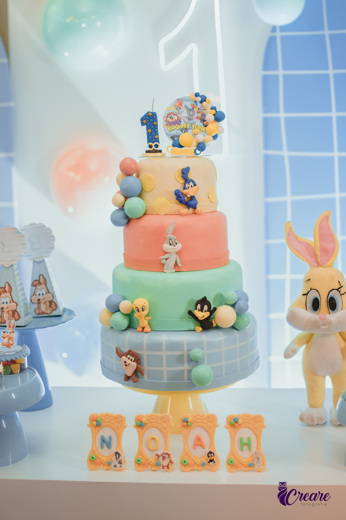 Bolo de aniversário de 1 ano, personalizado com o tema do desenho looney tunes.