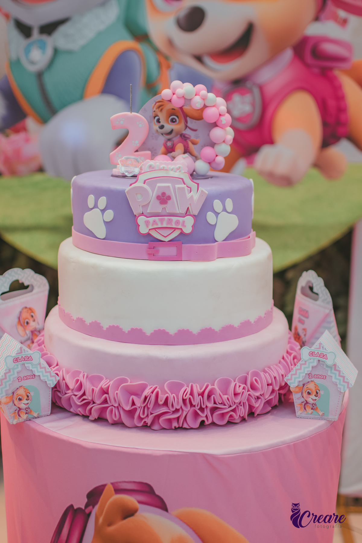 Bolo decorado com o tema Patrulha Canina, para festa de aniversário de 2 anos no buffet Happy House.