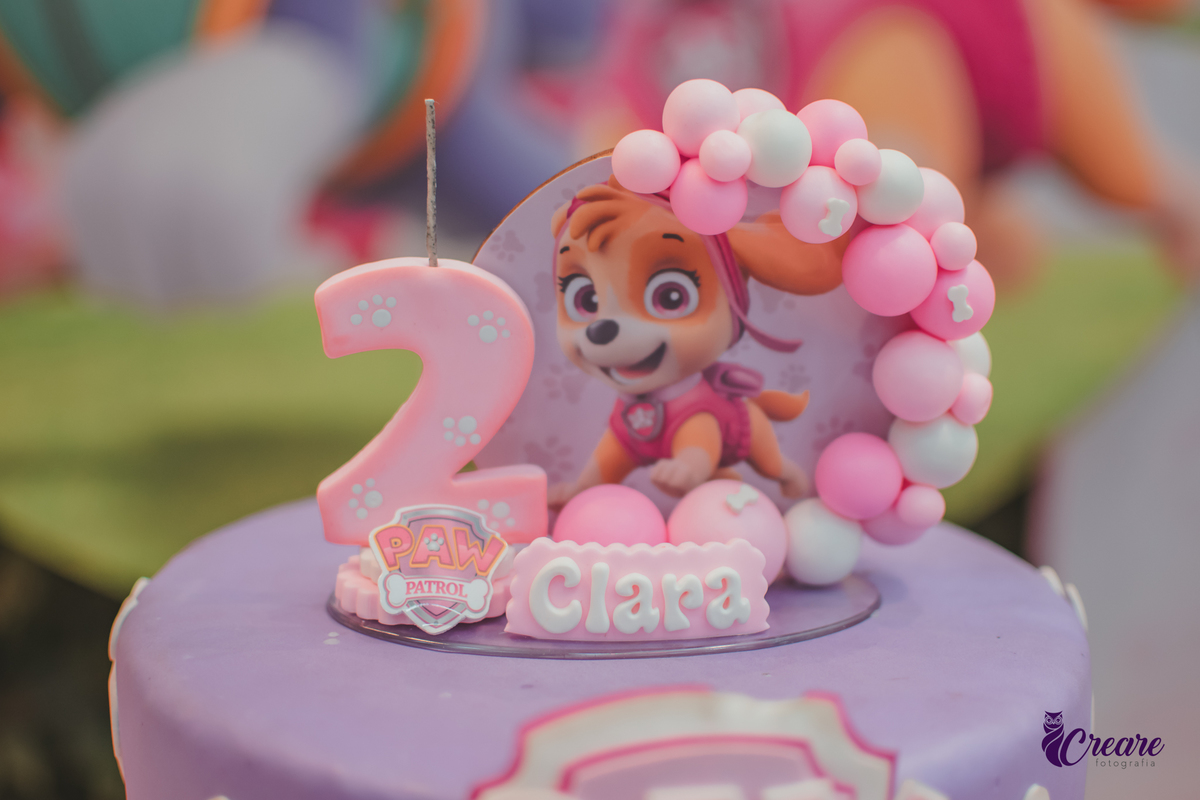 Vela de aniversário de 2 anos decorada com o tema patrulha caninha rosa e o nome Clara.