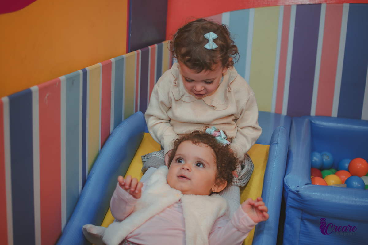 Duas crianças brincando durante festa de 2 anos no buffet Happy House.