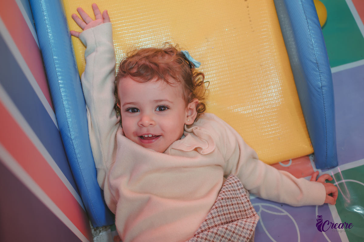 Uma criança brincando na piscina de bolinhas durante sua festa de aniversário de 2 anos no Buffet Happy House em Santo André