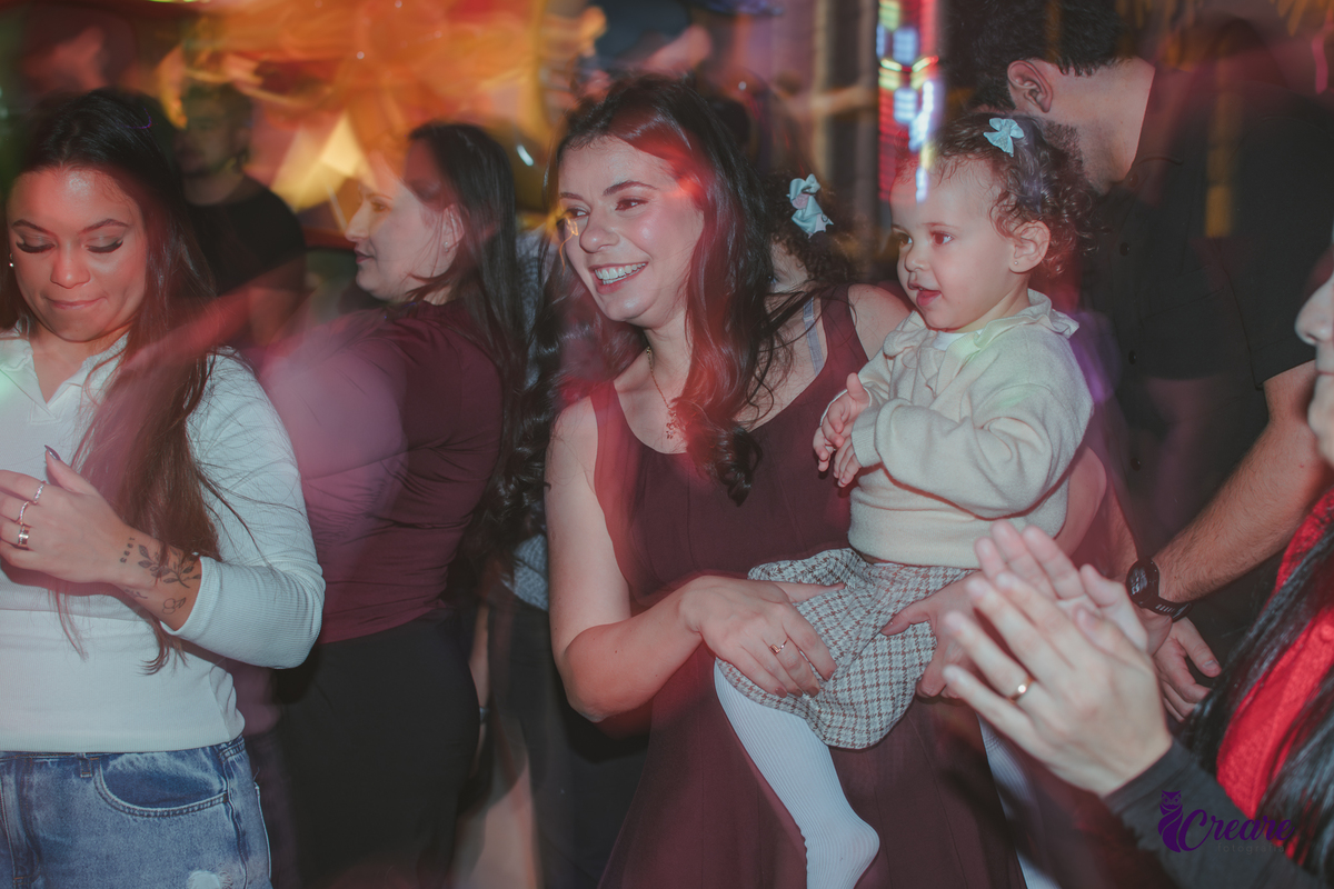 Uma mulher e sua filha de 2 anos dançando durante hora da baladinha na festa de aniversário no Buffet Happy House em Santo André.