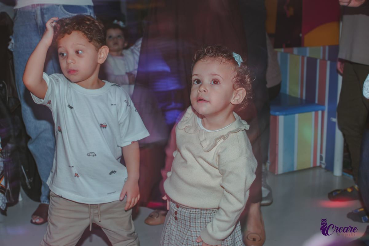 crianças dançando na Hora da baladinha durante festa de aniversário de  2 anos no buffet Happy House.