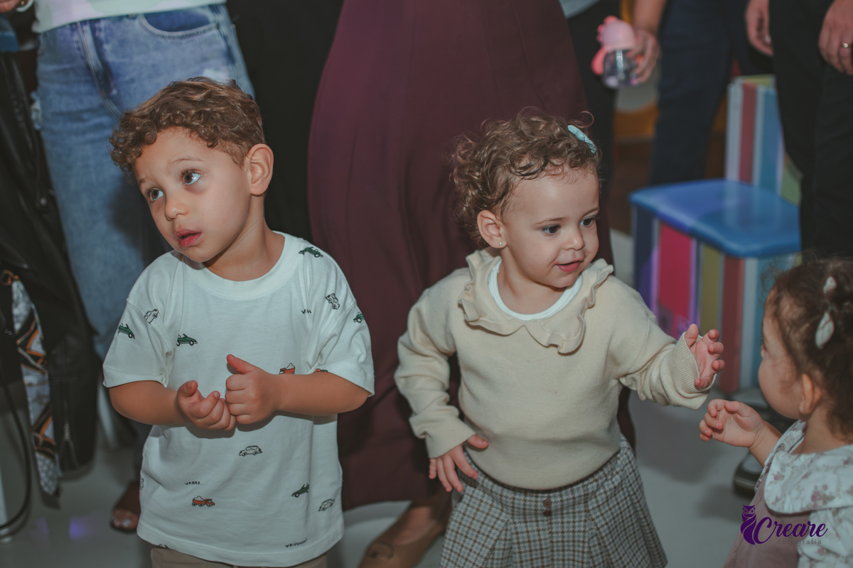 crianças dançando na Hora da baladinha durante festa de aniversário de  2 anos no buffet Happy House.