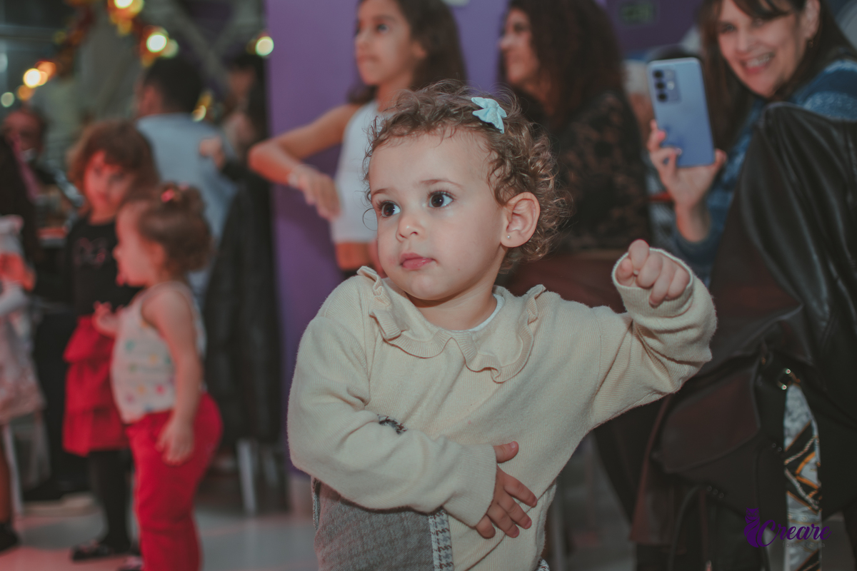 crianças dançando na Hora da baladinha durante festa de aniversário de  2 anos no buffet Happy House.