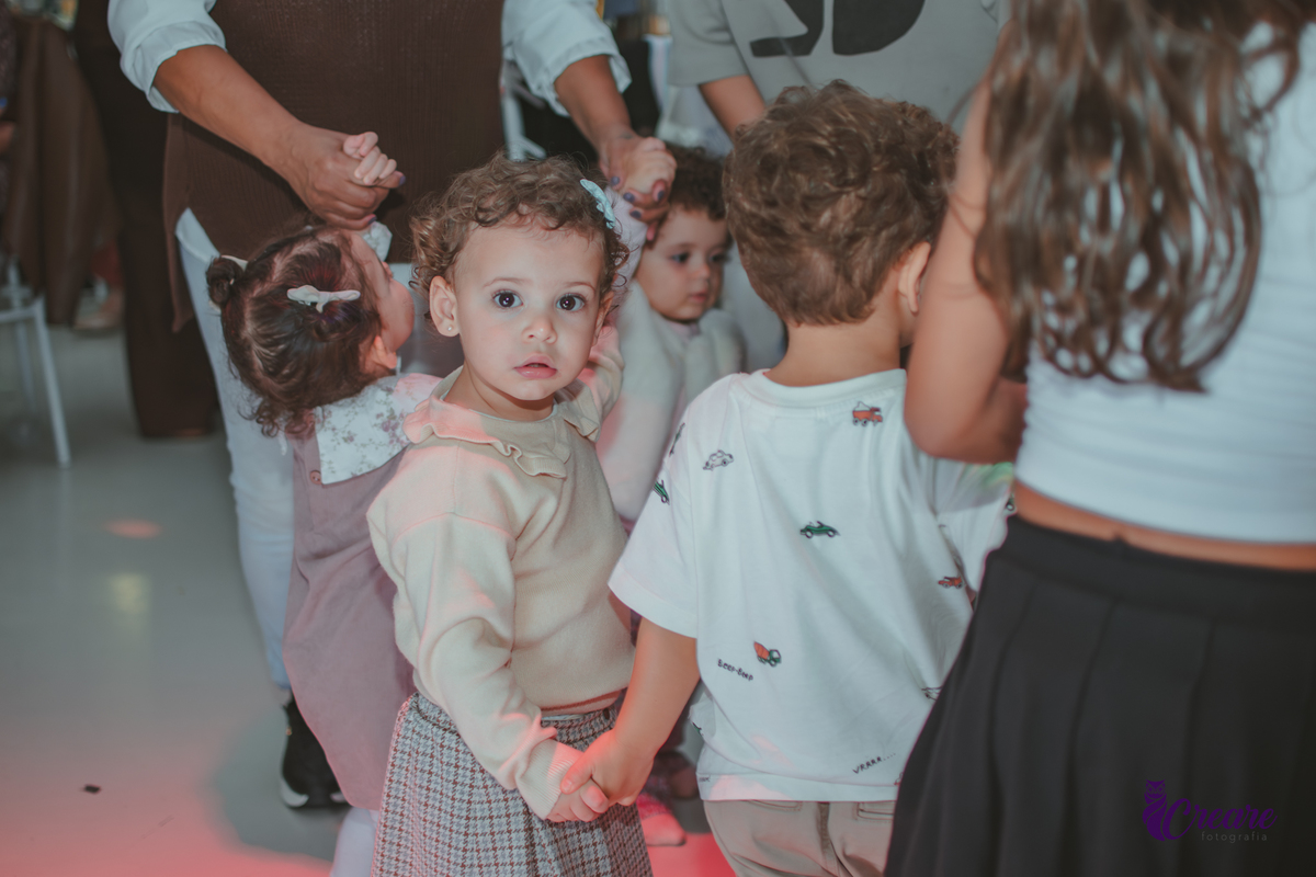 crianças dançando na Hora da baladinha durante festa de aniversário de  2 anos no buffet Happy House.