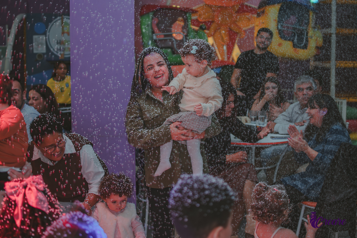 crianças dançando com espuma, na Hora da baladinha durante festa de aniversário de  2 anos no buffet Happy House.