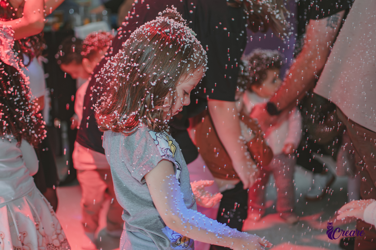 crianças dançando com espuma, na Hora da baladinha durante festa de aniversário de  2 anos no buffet Happy House.