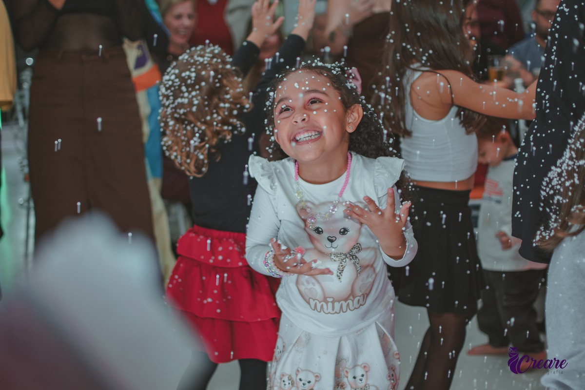 crianças dançando com espuma, na Hora da baladinha durante festa de aniversário de  2 anos no buffet Happy House.