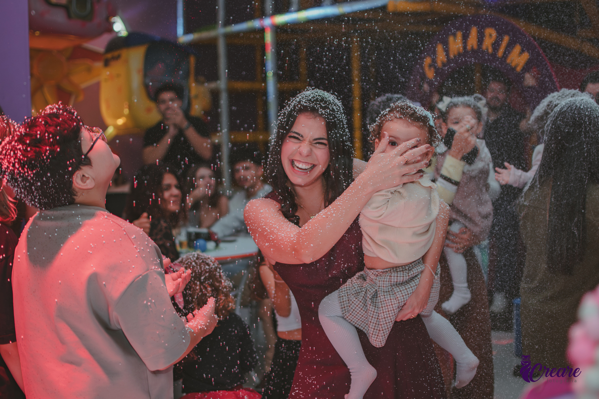 crianças dançando com espuma, na Hora da baladinha durante festa de aniversário de  2 anos no buffet Happy House.
