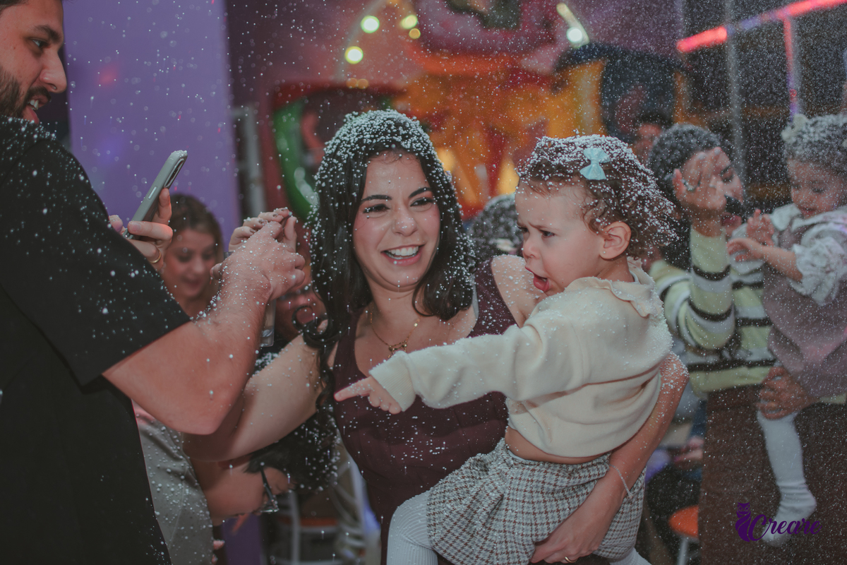 crianças dançando com espuma, na Hora da baladinha durante festa de aniversário de  2 anos no buffet Happy House.