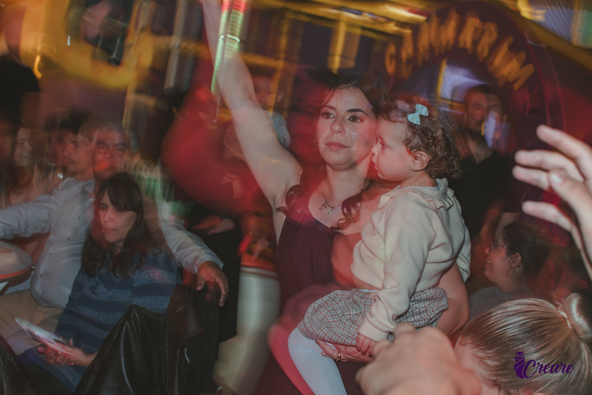 Uma mulher e sua filha de 2 anos dançando durante hora da baladinha na festa de aniversário no Buffet Happy House em Santo André.