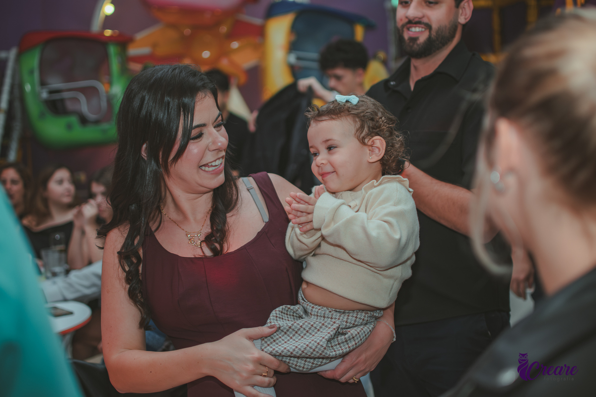 Uma mulher e sua filha de 2 anos dançando durante hora da baladinha na festa de aniversário no Buffet Happy House em Santo André.