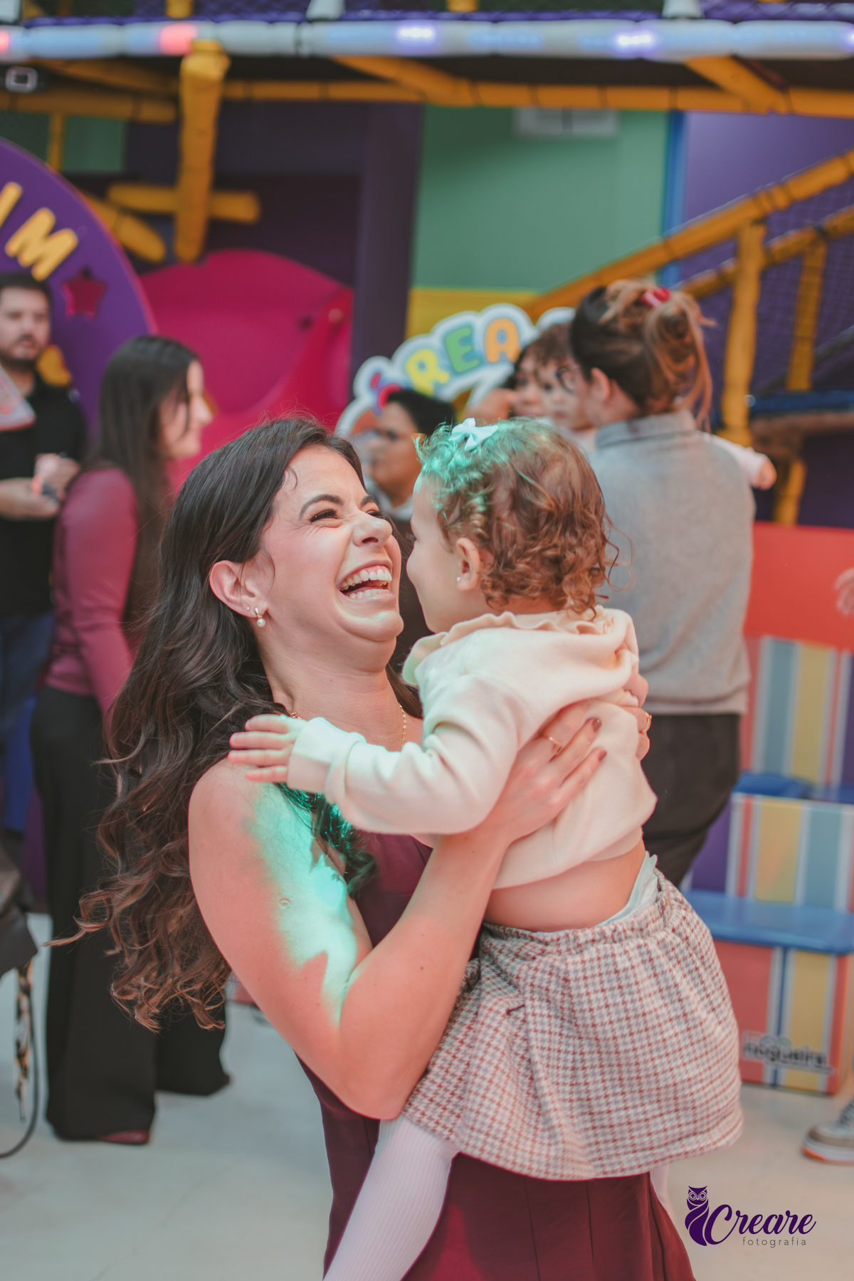 Uma mulher e sua filha de 2 anos dançando durante hora da baladinha na festa de aniversário no Buffet Happy House em Santo André.