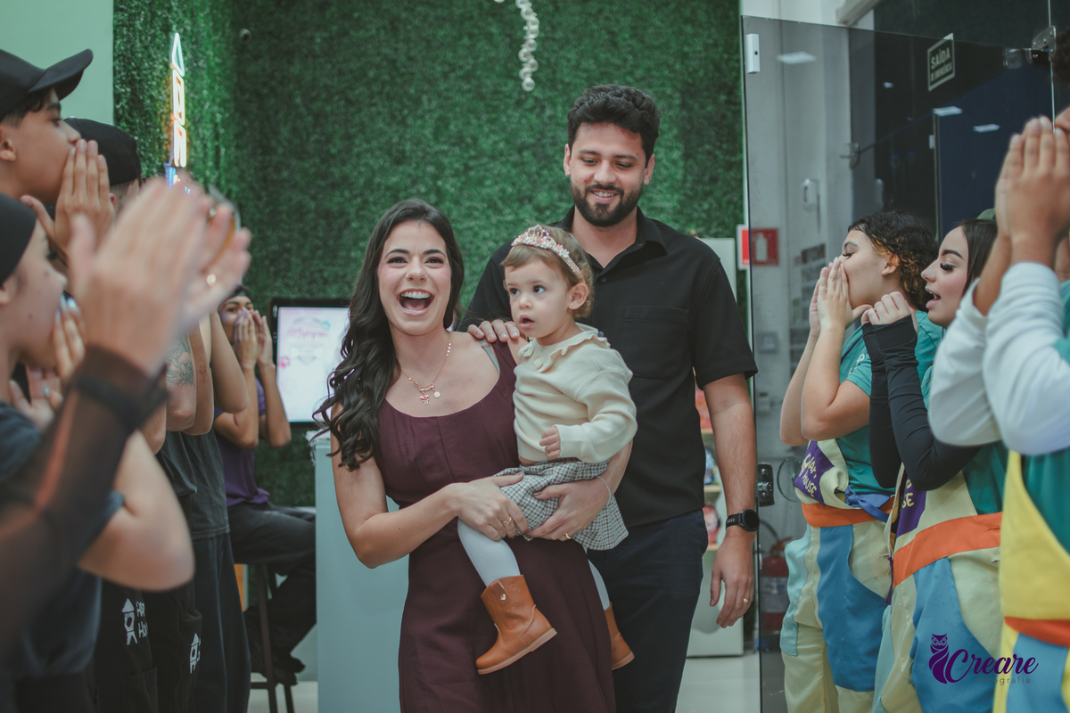 Uma familia com uma criança de 2 anos chegando na festa de aniversário no Buffet Happy House em Santo André.