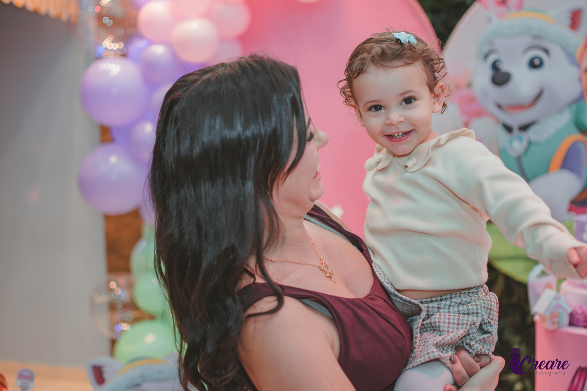 Uma mãe brincando com sua filha em frente a festa de aniversário de 2 anos no buffet Happy House em santo André.
